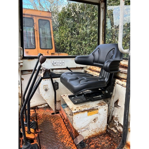 179 - A 1990 NISSAN N230 DIGGER NO VAT THE VENDOR STATES THE HYDRAULICS ARE A LITTLE SLOW WHILST ALL DESCR... 