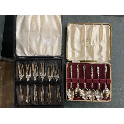 960A - A QUANTITY OF VINTAGE BOXED FLATWARE TO INCLUDE APOSTLE SPOONS, SERVING SETS, ETC - 4 IN TOTAL