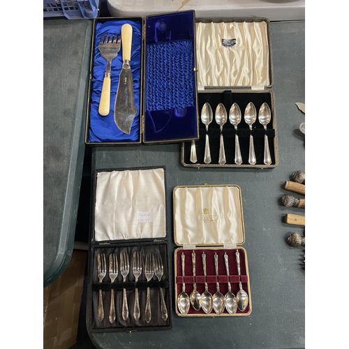 960A - A QUANTITY OF VINTAGE BOXED FLATWARE TO INCLUDE APOSTLE SPOONS, SERVING SETS, ETC - 4 IN TOTAL