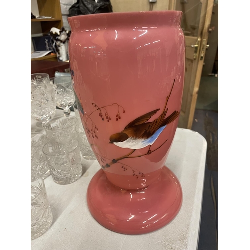 964A - A VINTAGE PINK GLASS VASE WITH FLORAL AND BUTTERFLY DESIGN