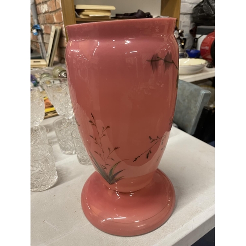 964A - A VINTAGE PINK GLASS VASE WITH FLORAL AND BUTTERFLY DESIGN