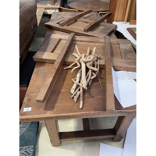 3866 - A VINTAGE OAK EXTENDING DINING TABLE