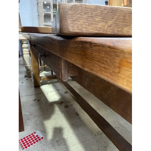 3866 - A VINTAGE OAK EXTENDING DINING TABLE