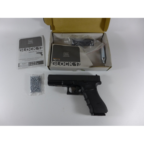 384 - A BOXED GLOCK 17 .177 CALIBRE CO2 BB GUN, 8.5CM BARREL, LENGTH 19CM, SPARE CO2, BBS ETC