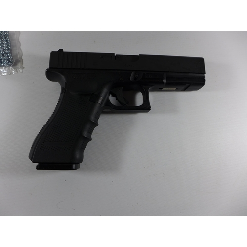 384 - A BOXED GLOCK 17 .177 CALIBRE CO2 BB GUN, 8.5CM BARREL, LENGTH 19CM, SPARE CO2, BBS ETC