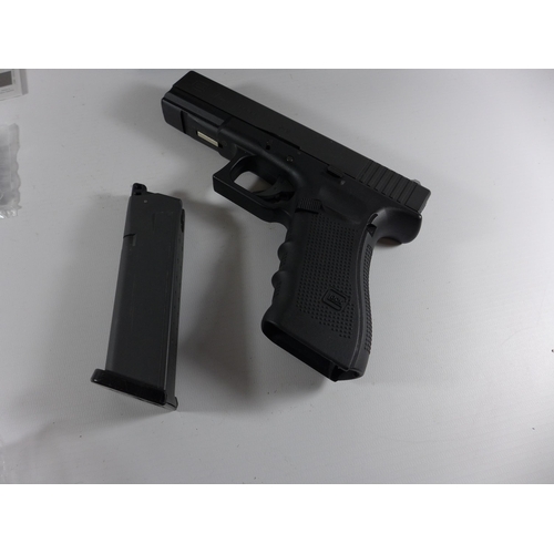 384 - A BOXED GLOCK 17 .177 CALIBRE CO2 BB GUN, 8.5CM BARREL, LENGTH 19CM, SPARE CO2, BBS ETC