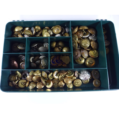 388 - A BOX CONTAINING A LARGE QUANTITY OF MILITARY BUTTONS