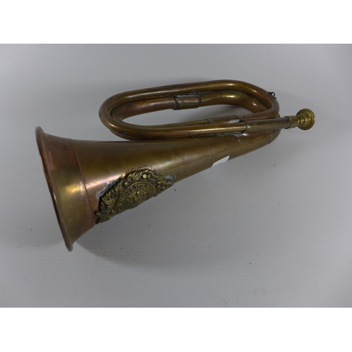 390 - A COPPER AND BRASS BUGLE WITH ARGYLL AND SUTHERLAND BADGE, LENGTH 29CM