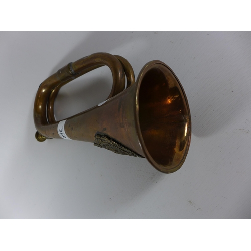 390 - A COPPER AND BRASS BUGLE WITH ARGYLL AND SUTHERLAND BADGE, LENGTH 29CM