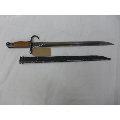 418 - A WORLD WAR II JAPANESE ARISKA BAYONET AND SCABBARD FROM THE KYOTO ARSENAL, 39.5CM BLADE