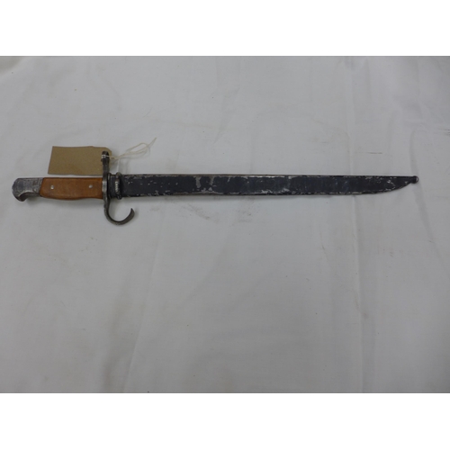 418 - A WORLD WAR II JAPANESE ARISKA BAYONET AND SCABBARD FROM THE KYOTO ARSENAL, 39.5CM BLADE