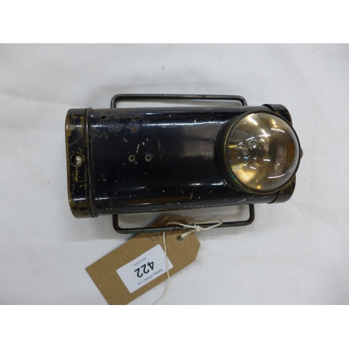 422 - A MID 20TH CENTURY BATTERY POWERED LAMP, POSSIBLY POLICE ISSUE