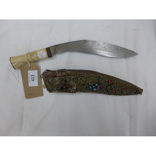 423 - AN EARLY 20TH CENTURY KUKRI KNIFE AND TWO KARDA KNIVES, 22CM BLADE