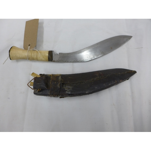 423 - AN EARLY 20TH CENTURY KUKRI KNIFE AND TWO KARDA KNIVES, 22CM BLADE