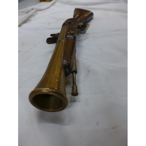 428 - A REPLICA NON FIRING FLINTLOCK BLUNDERBUSS, 21CM BRASS BARREL, LENGTH 48CM