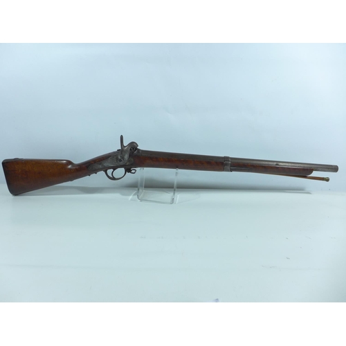 302 - A FRENCH MID 19TH CENTURY ST ETIENNE PERCUSSION CAP SMOOTH BORE CARBINE, 60CM BARREL, LENGTH 101CM