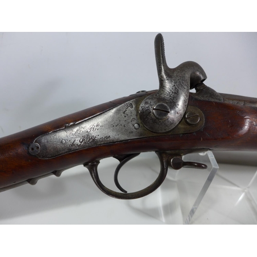 302 - A FRENCH MID 19TH CENTURY ST ETIENNE PERCUSSION CAP SMOOTH BORE CARBINE, 60CM BARREL, LENGTH 101CM