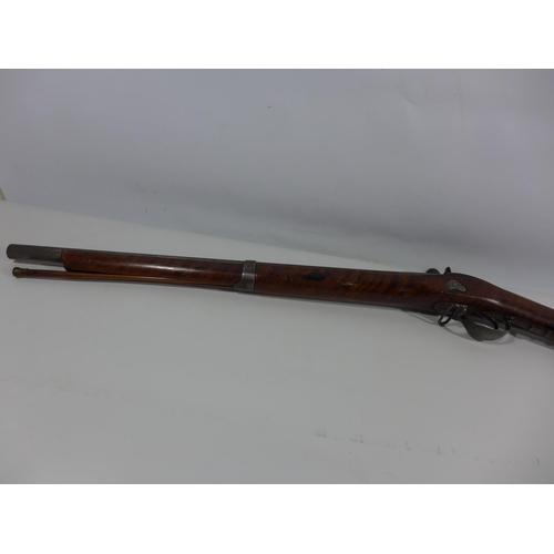 302 - A FRENCH MID 19TH CENTURY ST ETIENNE PERCUSSION CAP SMOOTH BORE CARBINE, 60CM BARREL, LENGTH 101CM