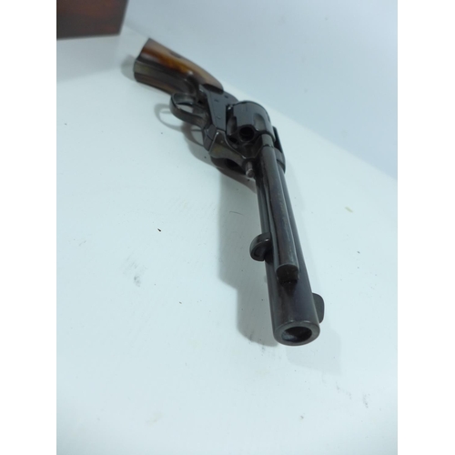 312 - A CASED BLANK FIRING COLT SINGLE ACTION ARMY REVOLVER, 13.5CM BARREL, LENGTH 28CM, COMPLETE WITH BLA... 