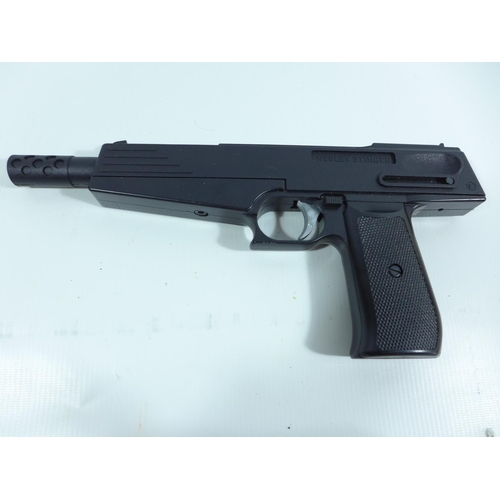 319 - A WEBLEY STINGER .177 CALIBRE AIR PISTOL, LENGTH 30.5CM