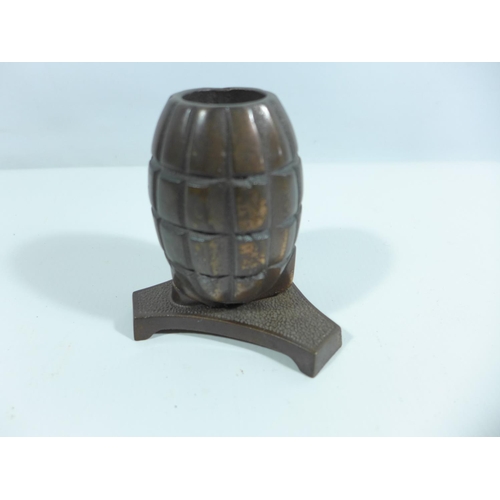 323 - A SPILL VASE GRENADE, HEIGHT 9.5CM