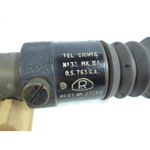 327 - A WORLD WAR II TELESCOPIC NO.33 MIIS GUN SIGHT DATED 1941, LENGTH 45CM, ON A LATER PURPOSE MADE STAN... 