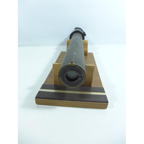 327 - A WORLD WAR II TELESCOPIC NO.33 MIIS GUN SIGHT DATED 1941, LENGTH 45CM, ON A LATER PURPOSE MADE STAN... 