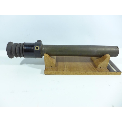 327 - A WORLD WAR II TELESCOPIC NO.33 MIIS GUN SIGHT DATED 1941, LENGTH 45CM, ON A LATER PURPOSE MADE STAN... 