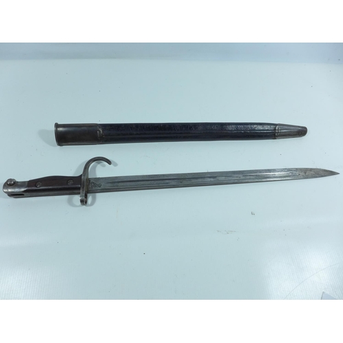 330 - A BRITISH 1907 PATTERN BAYONET AND SCABBARD, 43CM BLADE, LENGTH 56CM, BLADE STAMPED LITHGOW