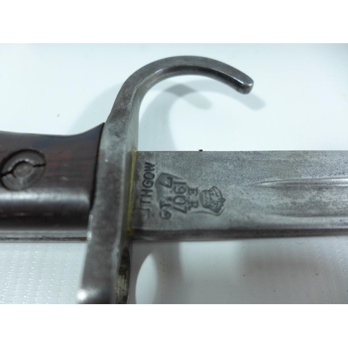 330 - A BRITISH 1907 PATTERN BAYONET AND SCABBARD, 43CM BLADE, LENGTH 56CM, BLADE STAMPED LITHGOW