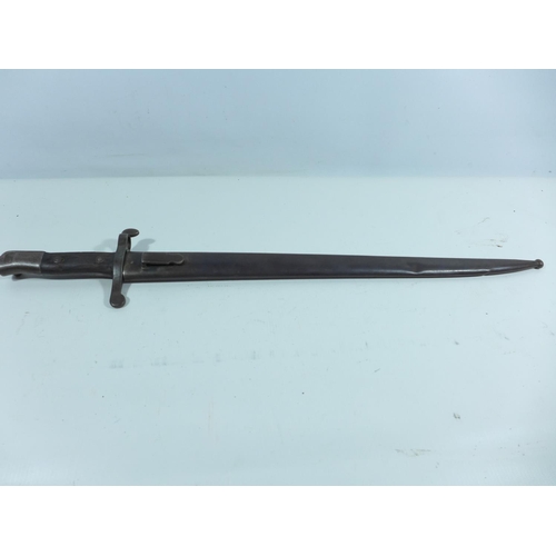 338 - A PORTUGESE 1885 BAYONET AND SCABBARD, 47CM BLADE, LENGTH 61.5CM