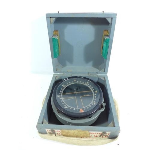 343 - A WORLD WAR II PERIOD AIR MINISTRY BOXED TYPE P.10 COMPASS