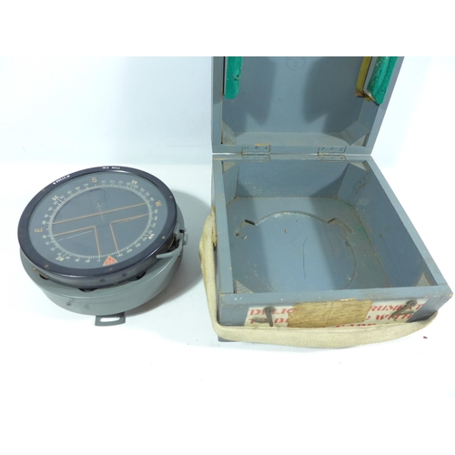 343 - A WORLD WAR II PERIOD AIR MINISTRY BOXED TYPE P.10 COMPASS