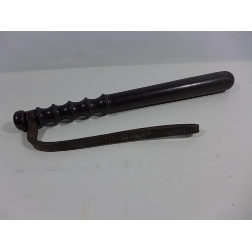 349 - A POLICE TRUNCHEON AND LEATHER STRAP, LENGTH 38CM