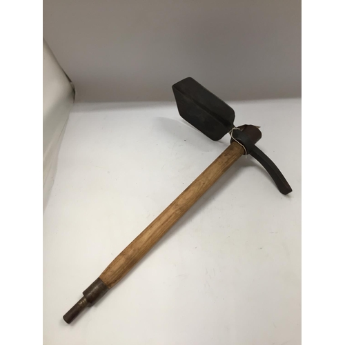 363 - A WORLD WAR II ENTRENCHING TOOL DATED 1942, LENGTH 46.5CM