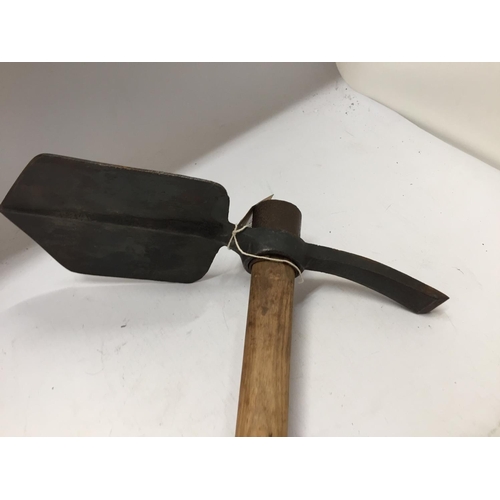 363 - A WORLD WAR II ENTRENCHING TOOL DATED 1942, LENGTH 46.5CM