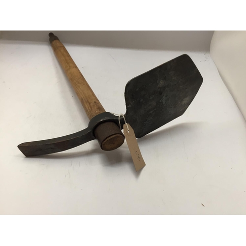 363 - A WORLD WAR II ENTRENCHING TOOL DATED 1942, LENGTH 46.5CM