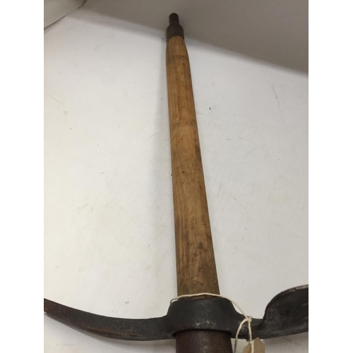 363 - A WORLD WAR II ENTRENCHING TOOL DATED 1942, LENGTH 46.5CM