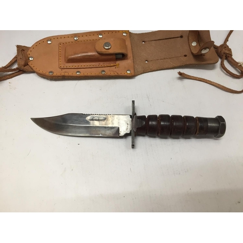 371 - A HUNTING KNIFE AND SCABBARD, 13CM, BOWIE BLADE WITH SAWBACK, LENGTH 27CM