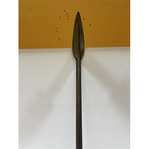 437 - A LATE 19TH / EARLY 20TH CENTURY AFRICAN SPEAR, LENGTH 127CM