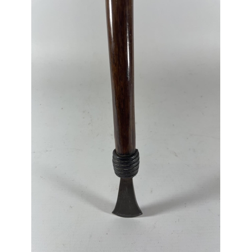 437 - A LATE 19TH / EARLY 20TH CENTURY AFRICAN SPEAR, LENGTH 127CM