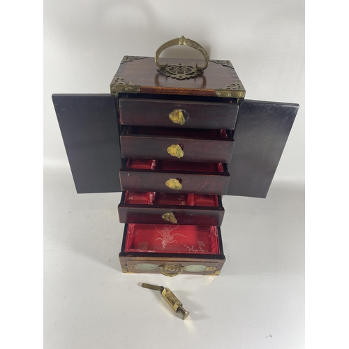 1 - A VINTAGE ORIENTAL HARDWOOD JEWELLERY BOX WITH BRASS FITTINGS AND JADE TYPE PANELLED DESIGN WITH INN... 