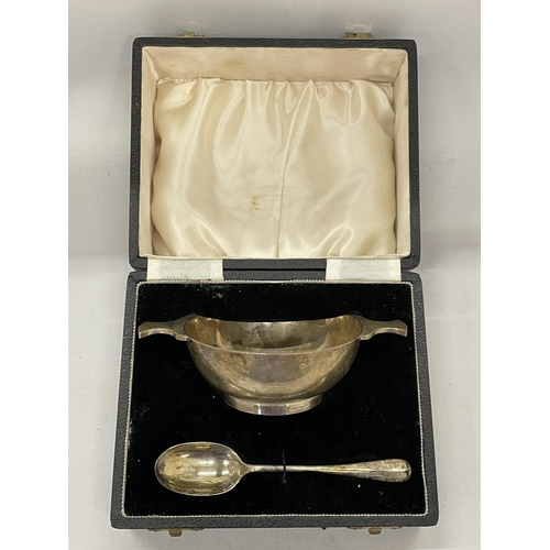 18 - A CASED HALLMARKED SILVER QUAICH AND SPOON, HALLMARKS FOR EDINBURGH 1964, MAKERS FRANCIS HOWARD, TOT... 