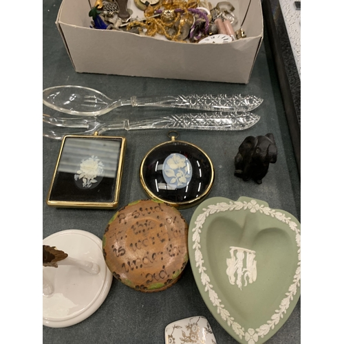 182 - A MIXED LOT TO INCLUDE WATCHES AND JEWELLERY, WEDGWOOD PIN DISH ETC