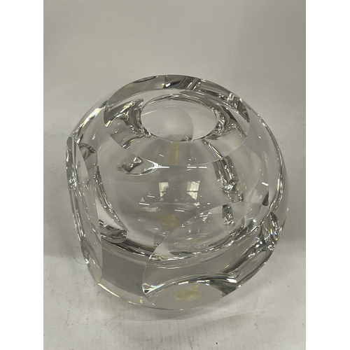 19 - AN ART GLASS VASE, INDISTINCTLY SIGNED