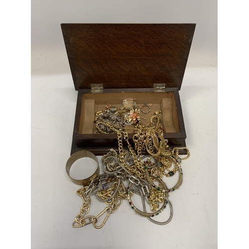 190 - A WOODEN BOX OF ASSORTED YELLOW METAL JEWELLERY