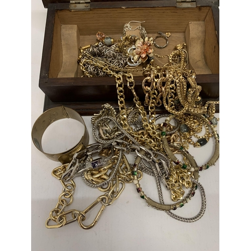 190 - A WOODEN BOX OF ASSORTED YELLOW METAL JEWELLERY