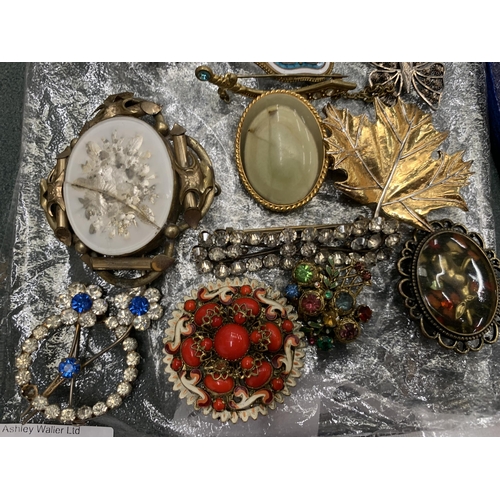 191 - A MIXED LOT OF VINTAGE BROOCHES