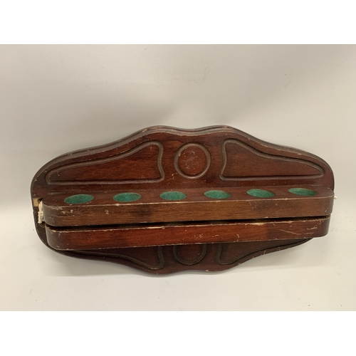 193 - A WOODEN WALL POOL / SNOOKER CUE STAND