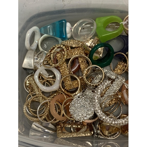 195 - A QUANTITY OF COSTUME JEWELLERY RINGS AND EARRINGS